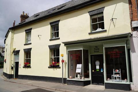 2 bed property, in Market Square, £295,000