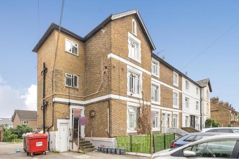 1 bed property, in Hencroft Street South, £110,000