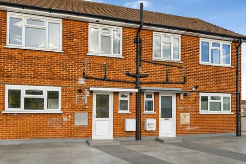 3 bed property, in Fencepiece Road, £290,000