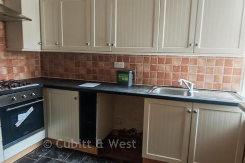 3 bed property, in Grayshott Road, £235,000