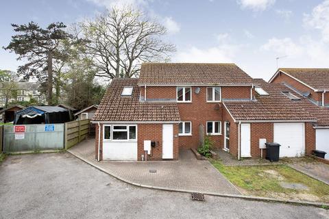 3 bed property, in Pine Tree Close, £260,000
