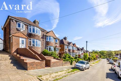 3 bed property, in Park Road, £450,000