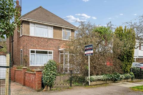 3 bed property, in Lawrence Road, £725,000