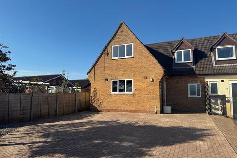 3 bed property, in Damson Tree Close, £270,000