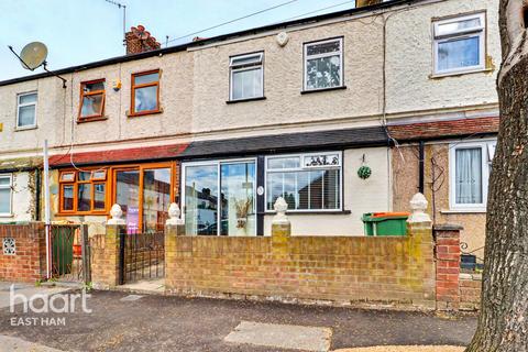 3 bed property, in Stokes Road, £450,000