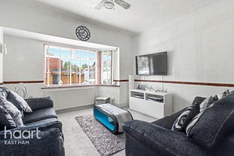 3 bed property, in Stokes Road, £450,000