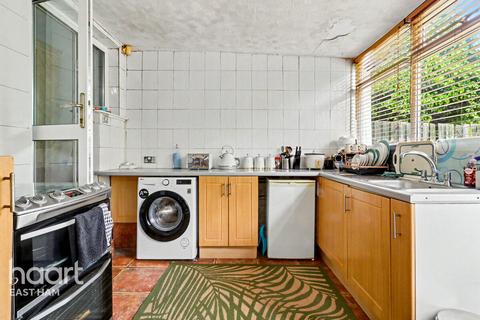 3 bed property, in Stokes Road, £450,000