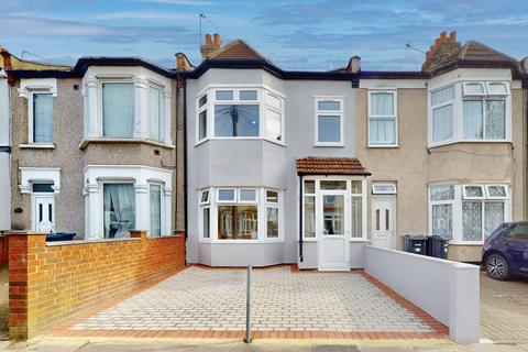 3 bed property, in Kingston Road, £520,000