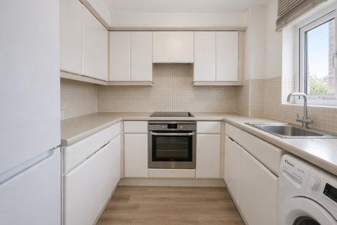 2 bed property, in Hudson Way, £220,000