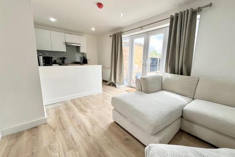 2 bed property, in Broadwater Crescent, £325,000