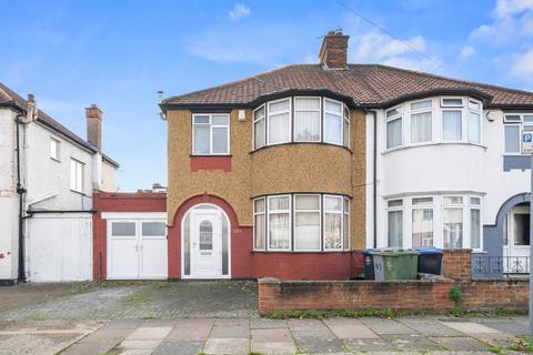 3 bed property, in Ellesmere Road, £850,000