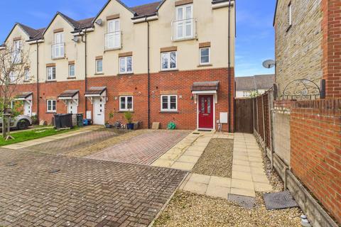 3 bed property, in Bledisloe Way, £245,000
