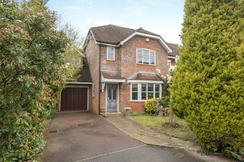 4 bed property, in Hindhead, £575,000