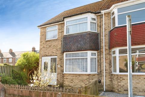 3 bed property, in Queens Close, £150,000