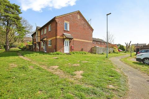 2 bed property, in Thyme Close, £160,000