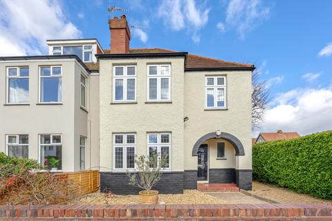 4 bed property, in Lawrence Road, £925,000