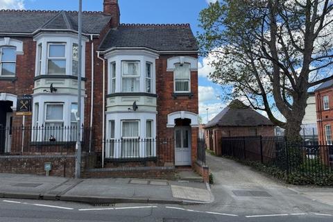 2 bed property, in Victoria Road, £285,000