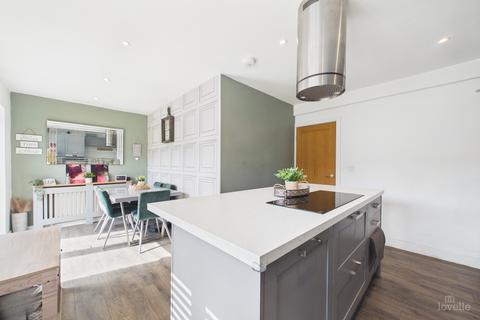 3 bed property, in Green Lane, £190,000