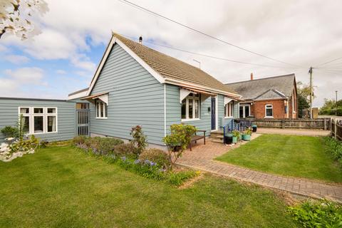 2 bed property, in Beach Road, £300,000