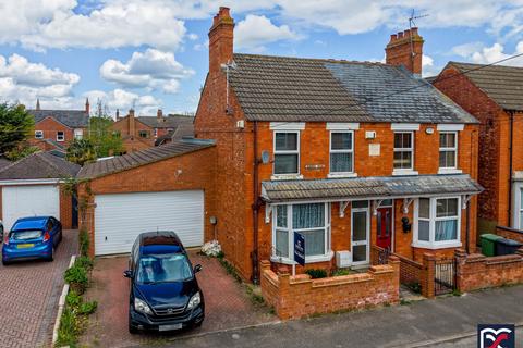 2 bed property, in Queens Road, £250,000