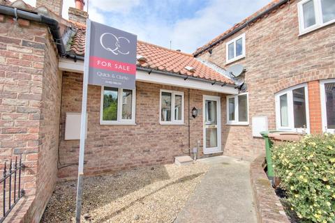 1 bed property, in Main Street, £125,000