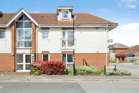 2 bed property, in Kingston Road, £150,000