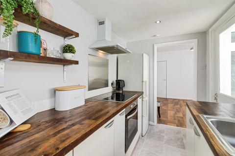2 bed property, in Alma Street, £120,000