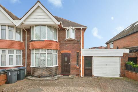 3 bed property, in West Avenue, £240,000