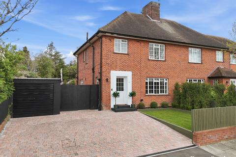 3 bed property, in Hill Crescent, £575,000