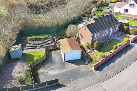 2 bed property, in Douglas Avenue, £250,000
