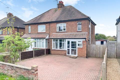 3 bed property, in Buckingham Road, £350,000
