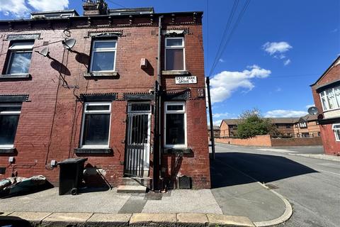 2 bed property, in East Park Grove, £70,000