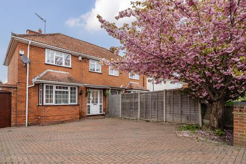 3 bed property, in Buckland Road, £425,000