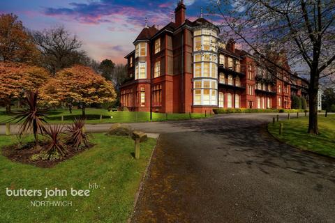 2 bed property, in Kingswood Park, £155,000