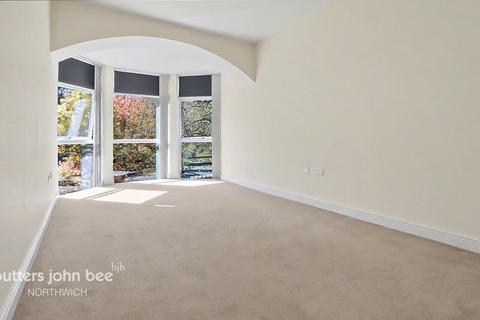 2 bed property, in Kingswood Park, £155,000