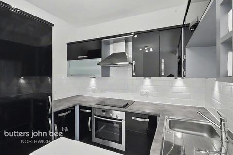 2 bed property, in Kingswood Park, £155,000