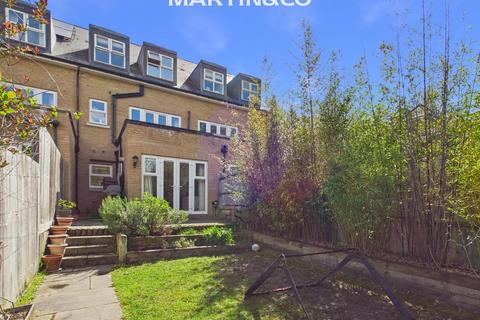 5 bed property, in Queenswood Crescent, £845,000