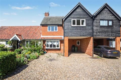 3 bed property, in Pitts Hill Close, £275,000