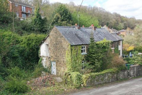 2 bed property, in Hill Street, £60,000