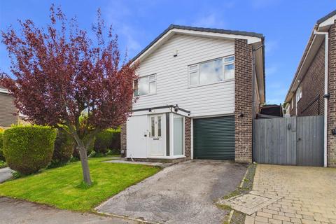 4 bed property, in Rothay Close, £375,000