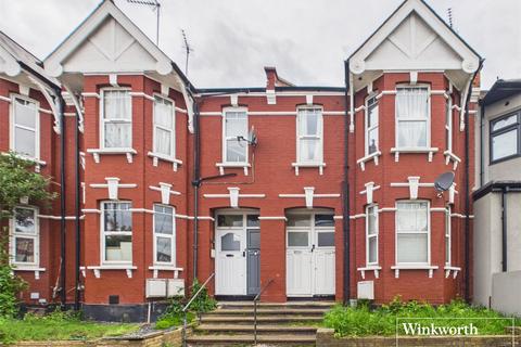 2 bed property, in Hillview Gardens, £475,000