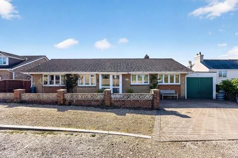 3 bed property, in Staplers Road, £425,000
