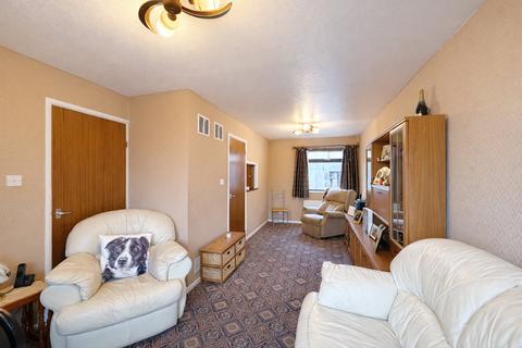 3 bed property, in Castle Hill Gardens, £180,000