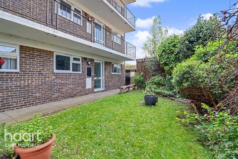 2 bed property, in Goldlay Avenue, £220,000