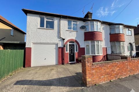 5 bed property, in Fitzroy Avenue, £440,000