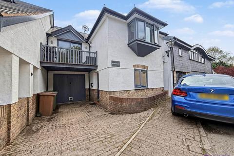 4 bed property, in Northolme, £400,000