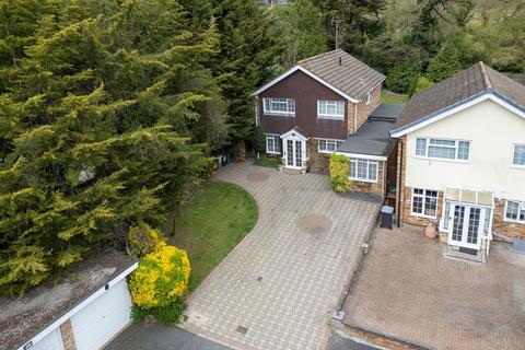 5 bed property, in Hangar Ruding, £900,000