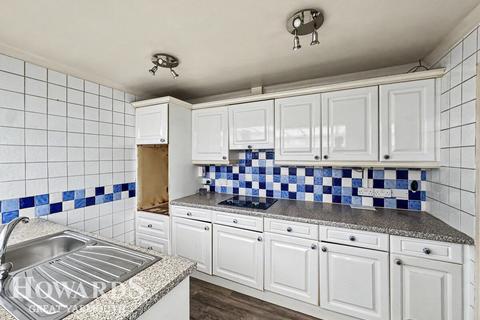4 bed property, in Beach Road, £300,000