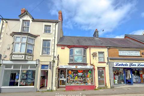 3 bed property, in Pendre, £200,000