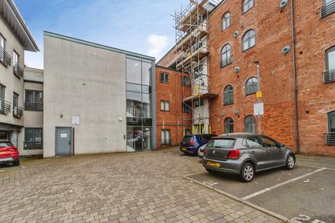 1 bed property, in Wolverhampton Street, £90,000